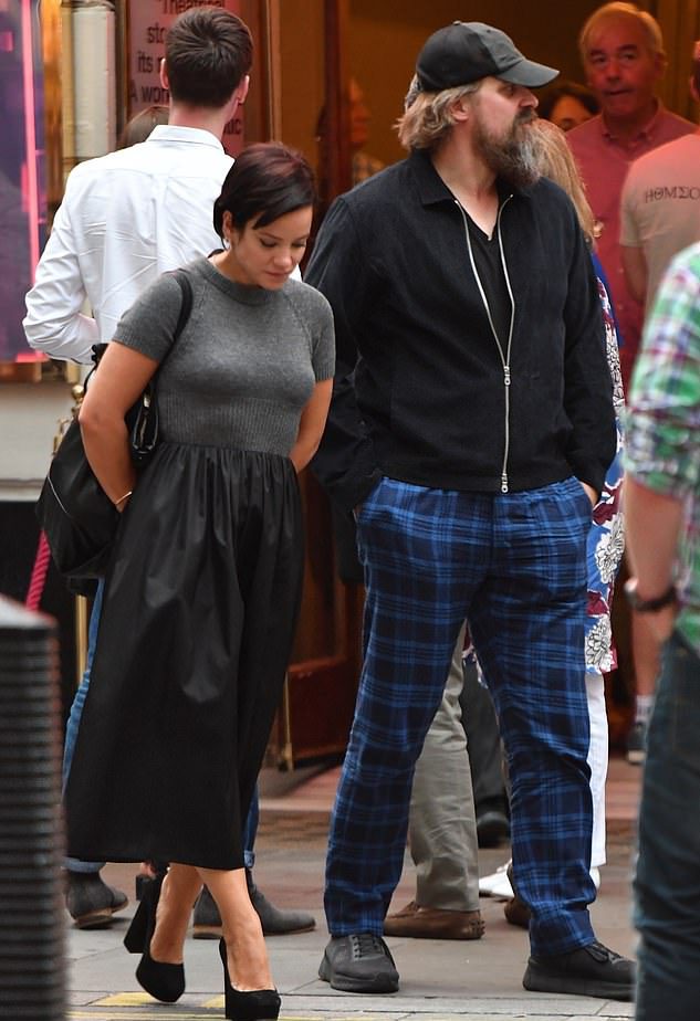"Jim Hopper in a relationship?": Lily Allen and David Harbour dating rumors! Spotted together at a recent event. 9