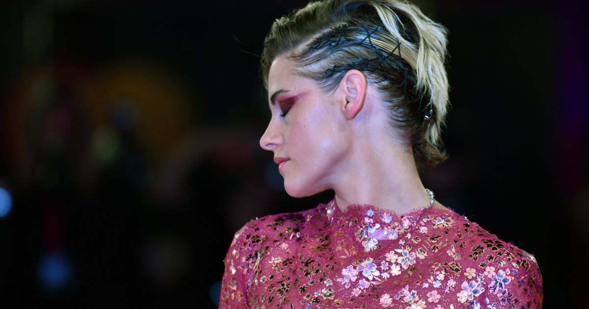 Kristen Stewart may bag a Marvel movie. Requirement: Do not publicize 'your sexuality'! 10