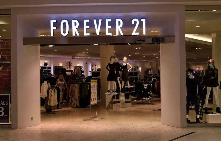 Singer Ariana Grande sues Forever 21 for $10 million over look alike ad campaign! 8