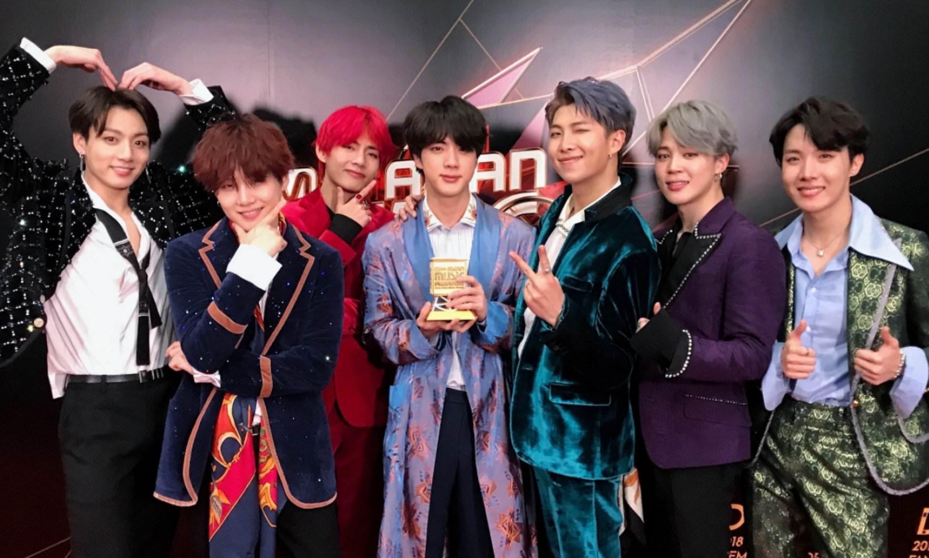 BTS's Jungkook Rocks Blue Hair at 2019 Melon Music Awards - wide 10