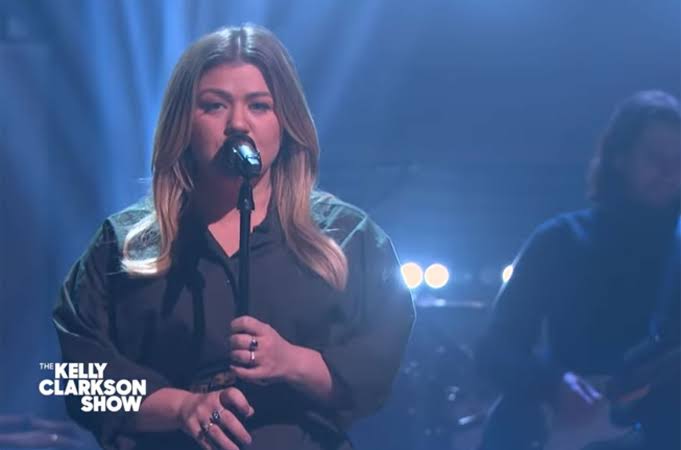 Kelly Clarkson Just Covered Drake's 'Hold On, We're Going Home'!!!