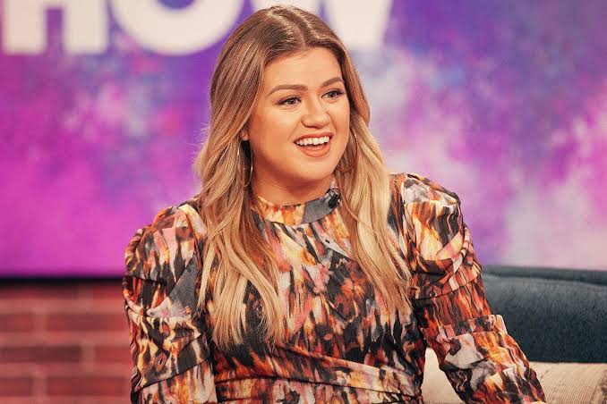 Kelly Clarkson Just Covered Drake's 'Hold On, We're Going Home'!!!