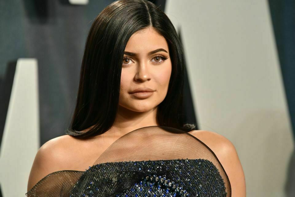 Kylie Jenner Teases Fans With Killer Curves In Mirror As She Films Herself While Wearing Blue 