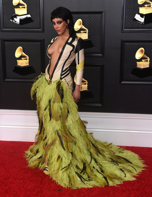 Doja Cat's SIZZLING Grammys Deep Cleavage Look Draws Attention on Social Media