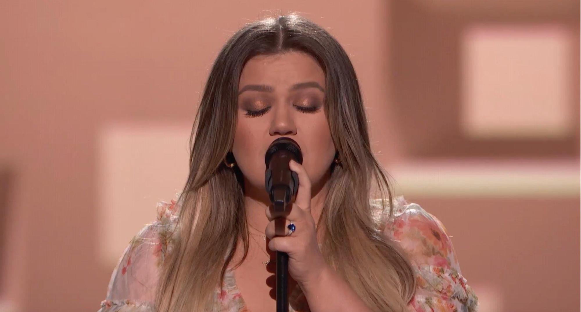 Garth Brooks Nearly Started Crying Watching Kelly Clarkson's Powerful Rendition of "The Dance"