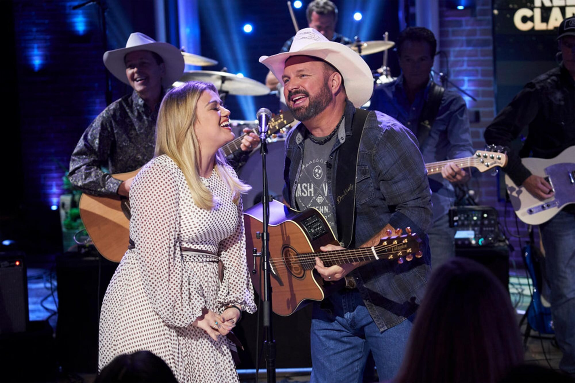 Garth Brooks Nearly Started Crying Watching Kelly Clarkson's Powerful Rendition of "The Dance"