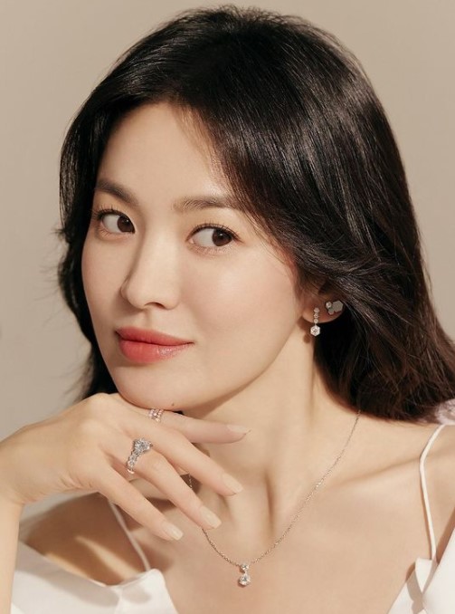 Song Hye Kyo as female lead in "The Glory"