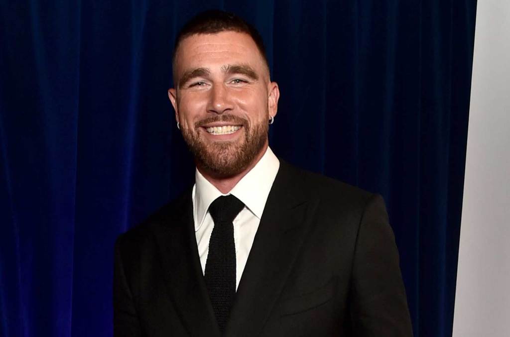 Travis Kelce's Bold Move: Trying to Give His Number to Taylor Swift at Eras Tour! 12