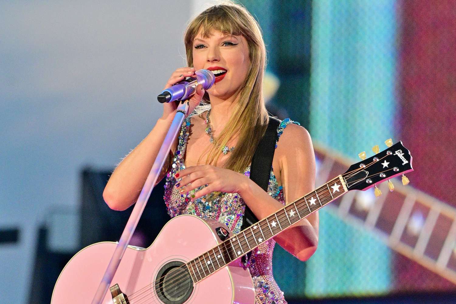 Taylor Swift's Epic Announcement and Unforgettable Moment at Last L.A. Show Leaves Fans Speechless 19
