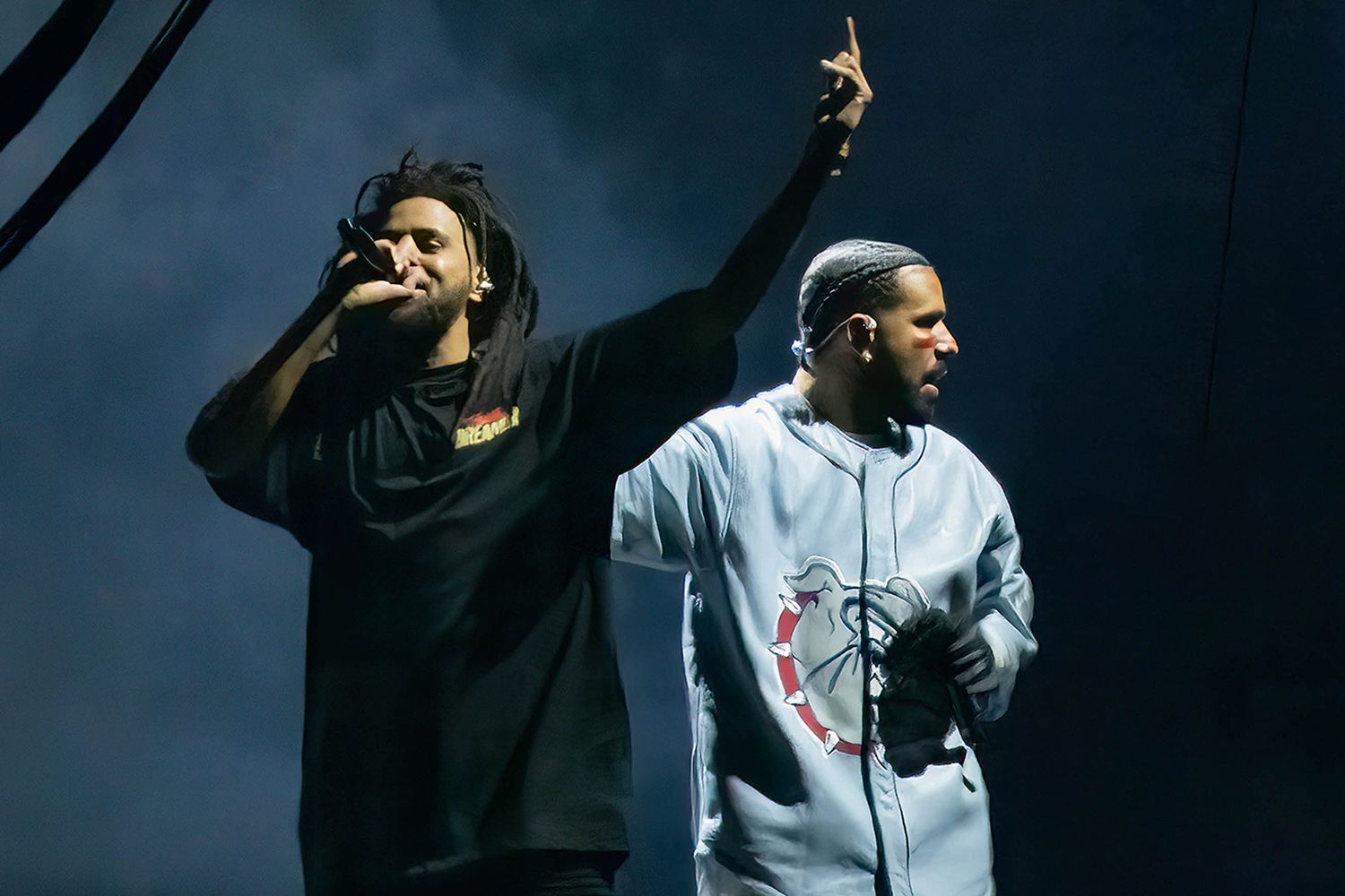 Drake and J. Cole Join Forces on the It’s All a Blur Tour – Fans Rave! 8