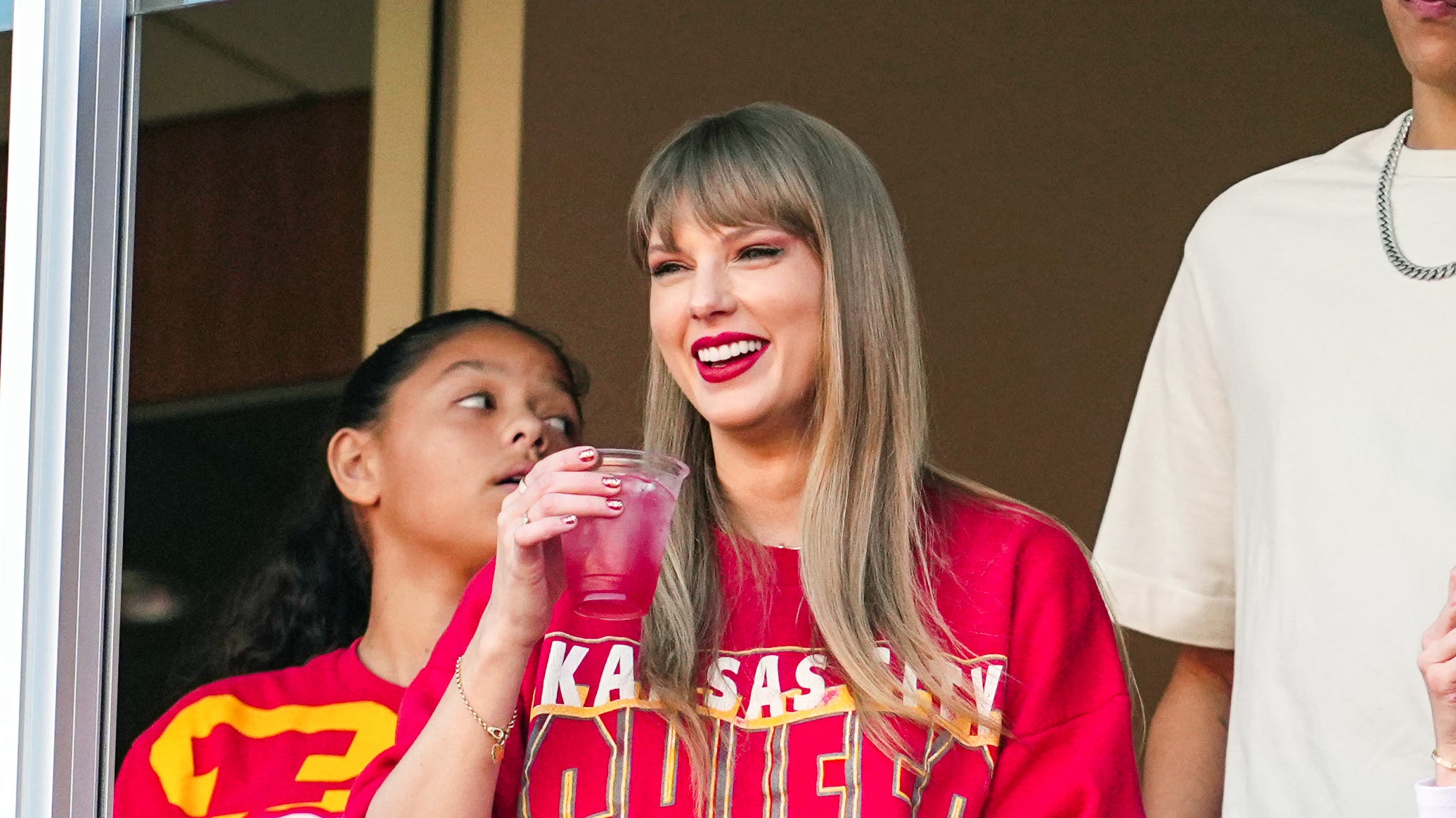 Find out why Taylor Swift won't be at Travis Kelce's game against the Miami Dolphins! 16