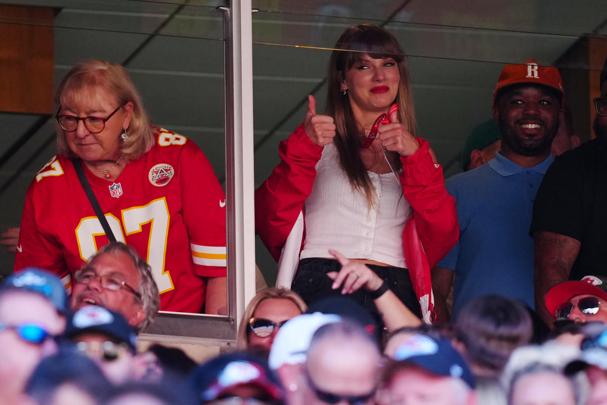 Find out why Taylor Swift won't be at Travis Kelce's game against the Miami Dolphins! 17