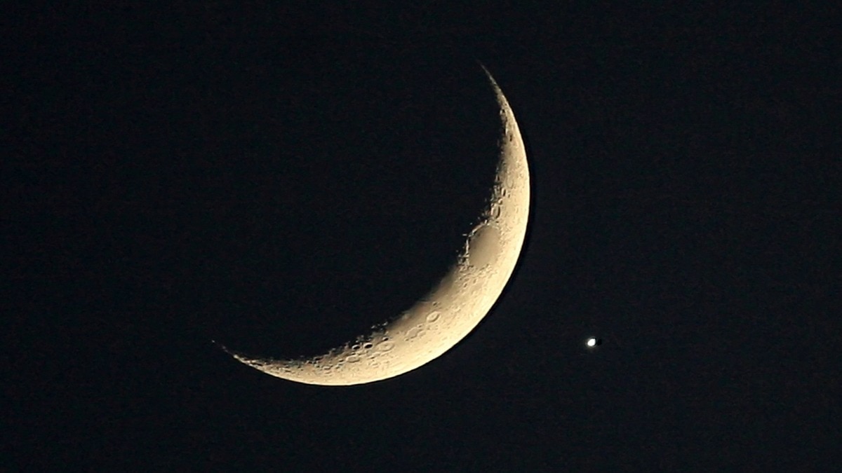 Venus and Moon Align Tonight: Don't Miss the Rare Celestial Show! 11