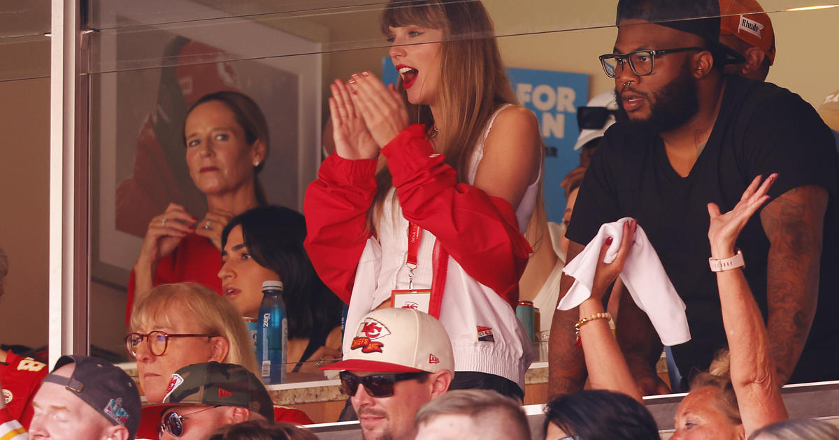 Find out why Taylor Swift won't be at Travis Kelce's game against the Miami Dolphins! 18