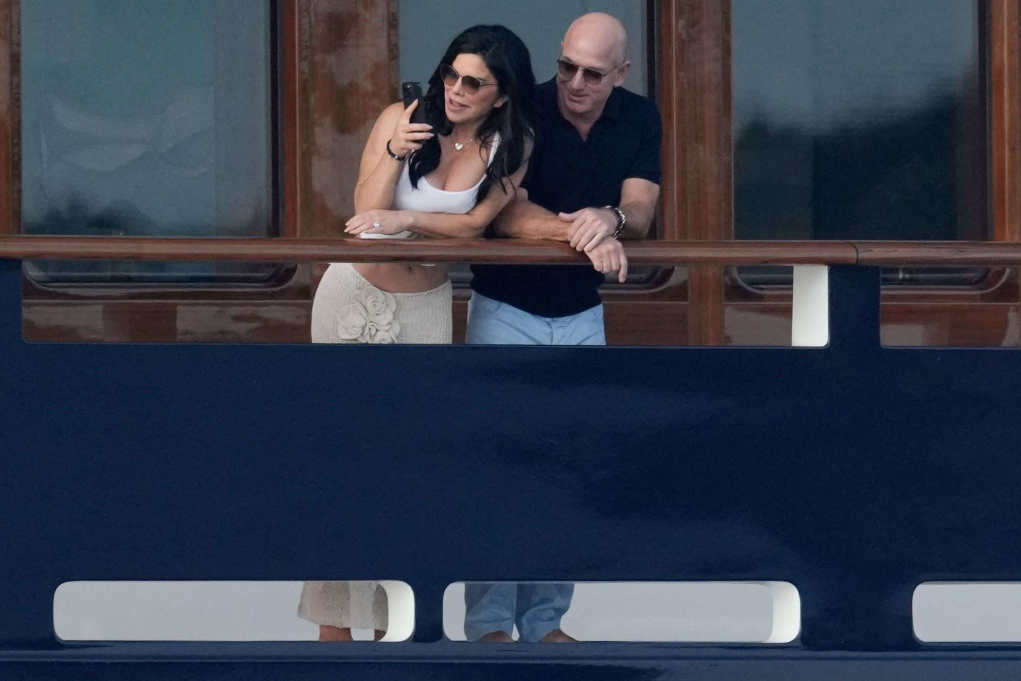 jeff-bezos-lauren-sanchez-fiance-1747.jpeg