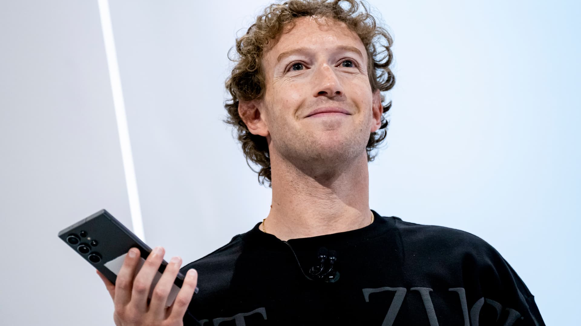 mark-zuckerberg-slams-apple-lack-of-innovation-cnb-5422.jpeg